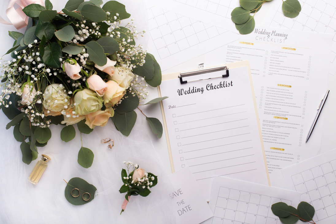 Empty checklist with planner and bouquet of roses